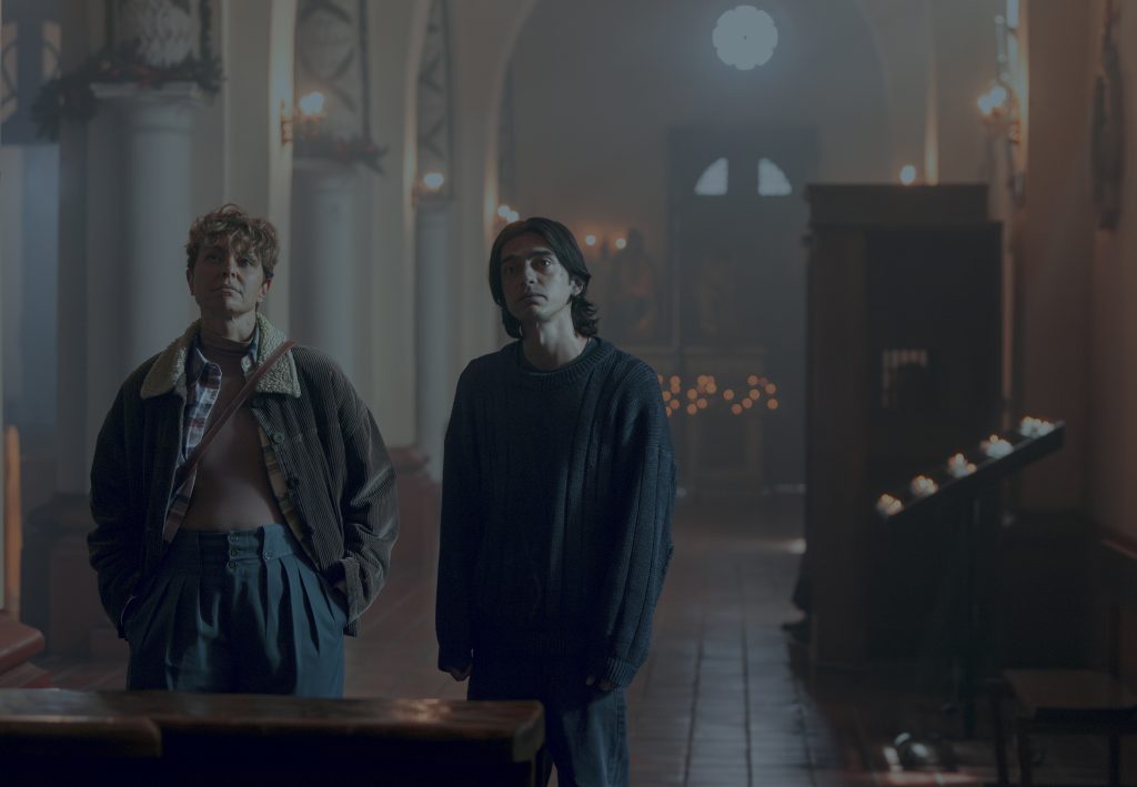 Estado de Fuga. (L to R) Carolina Gómez as Indira, José Restrepo as Camilo in Estado de Fuga. Cr. Juan Pablo Gutiérrez / Netflix © 2025