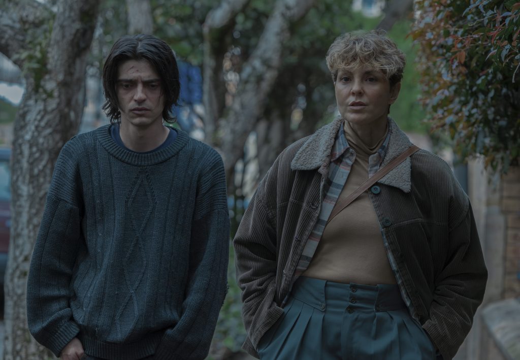 Estado de Fuga. (L to R) José Restrepo as Camilo, Carolina Gómez as Indira in Estado de Fuga. Cr. Juan Pablo Gutiérrez / Netflix © 2025