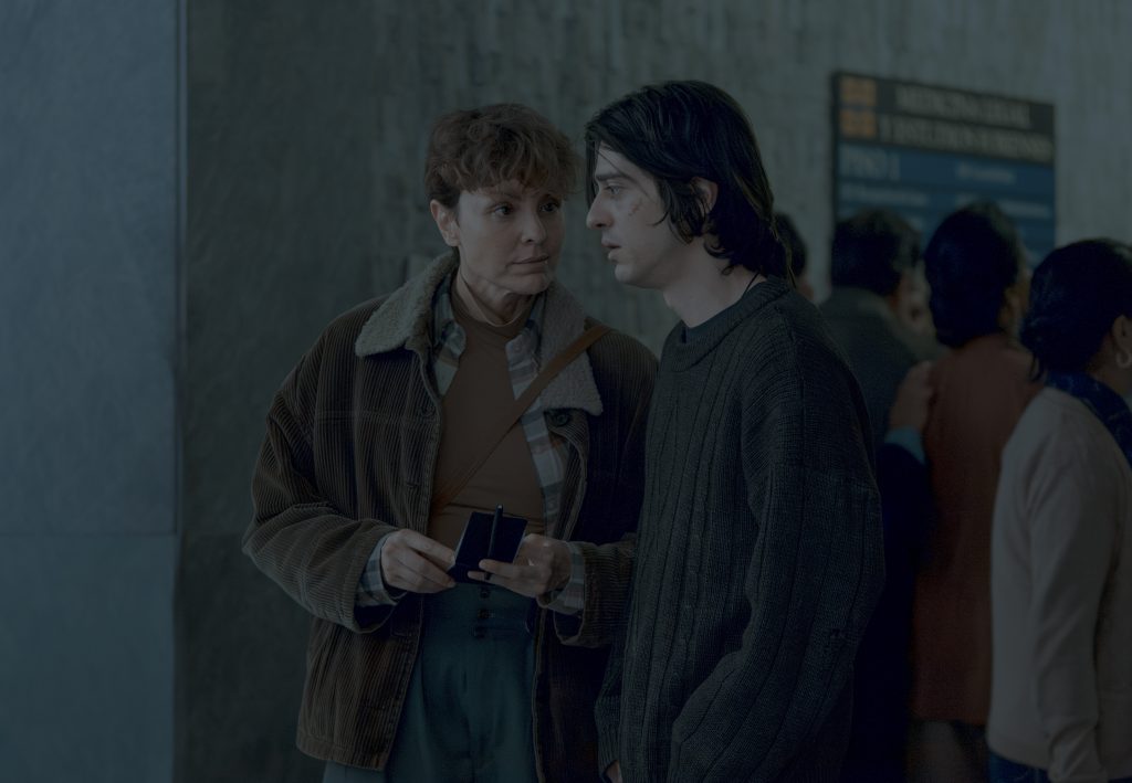 Estado de Fuga. (L to R) Carolina Gómez as Indira, José Restrepo as Camilo in Estado de Fuga. Cr. Juan Pablo Gutiérrez / Netflix © 2025