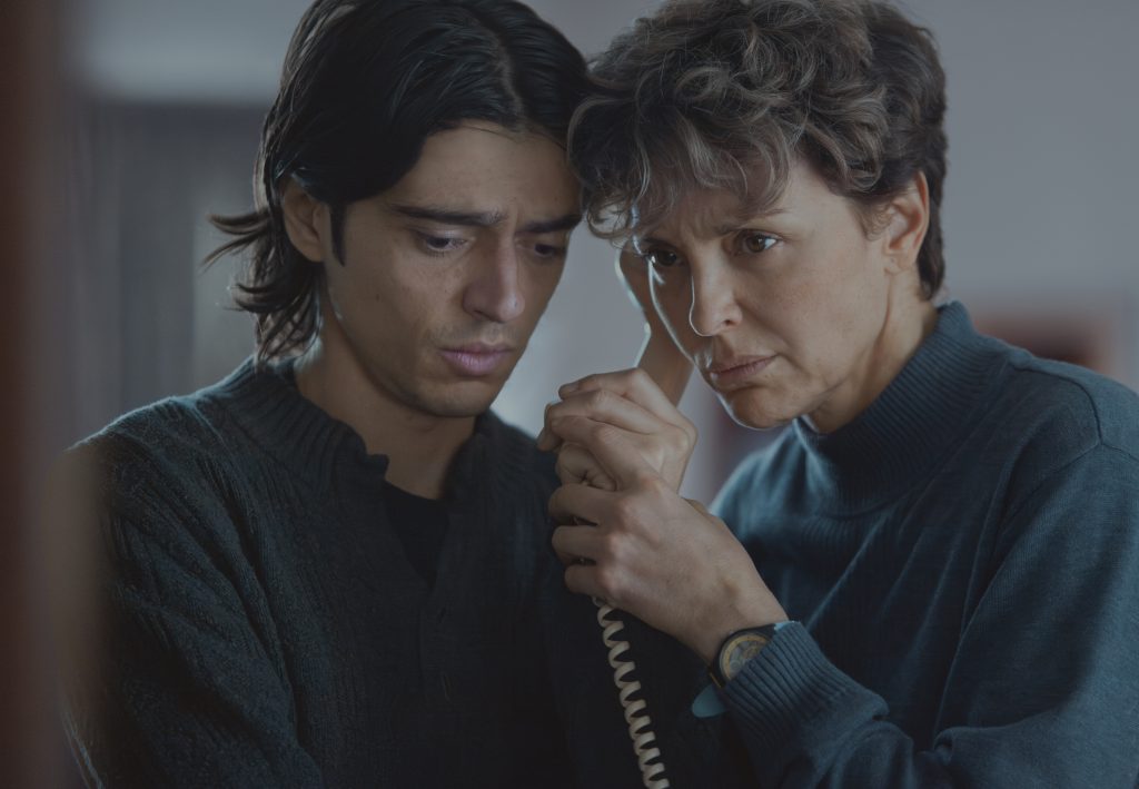 Estado de Fuga. (L to R) José Restrepo as Camilo, Carolina Gómez as Indira in Estado de Fuga. Cr. Juan Pablo Gutiérrez / Netflix © 2025